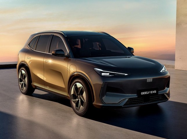 Компания Geely объявила цены на электромобиль EX5  Китайский автопроизводитель Geely рассекретил стоимость своего первого электромобиля EX5. Его рекомендованная розничная цена на российском рынке начинается от 4 099 990 рублей, сообщает пресс-служба бренда. О старте продаж будет объявлено дополнительно.  Подробнее на сайте autostat.ru