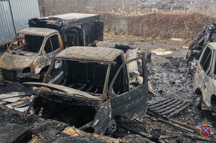 Волгоградцу вынесли приговор за огненную месть бывшему работодателю Краснооктябрьский районный суд Волгограда признал 40 летнего местного жителя виновным в поджоге трех фургонов бывшего работодателя и причинении ущерба на 6 миллионов рублей Поджигателю дали два года принудительных работ с удержанием 5 заработка в доход государства сообщили V102 RU в прокуратуре региона Следствием и судом установлено что волгоградец приревновал свою супругу к бывшему работодателю Ночью 4 января 2025 года мститель проник на автостоянку где облил бензином и поджег три фургона ГАЗель Бизнес который работодатель использовал в своей деятельности Машины полностью сгорели