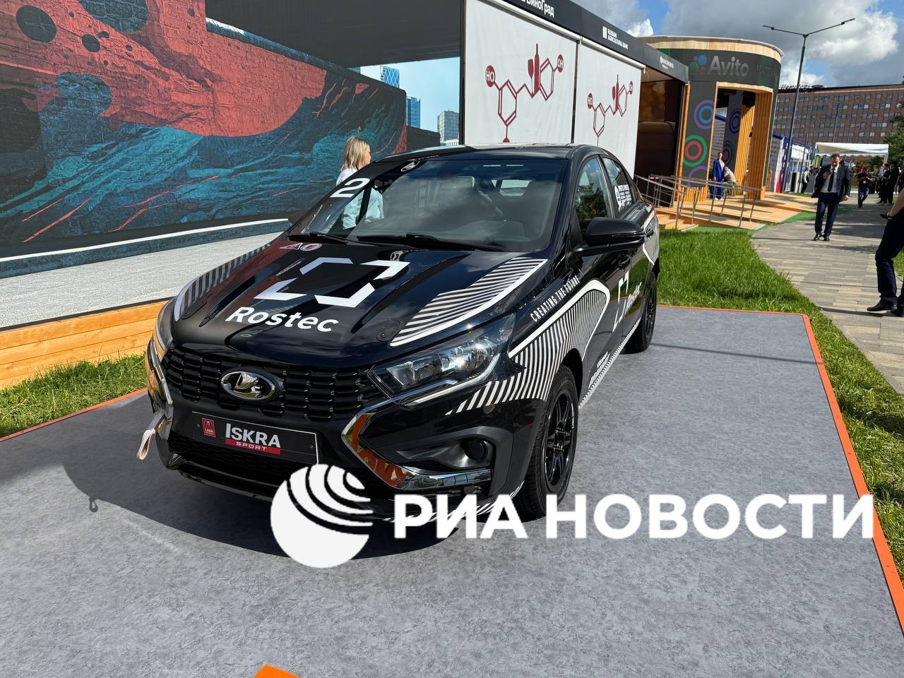 Вот так выглядит гоночная модификация Lada Iskra с усиленным двигателем - "АвтоВАЗ" показал ее широкой публике на ПМЭФ. Объем двигателя – 1,8 литра, мощность - 173 лошадиные силы.