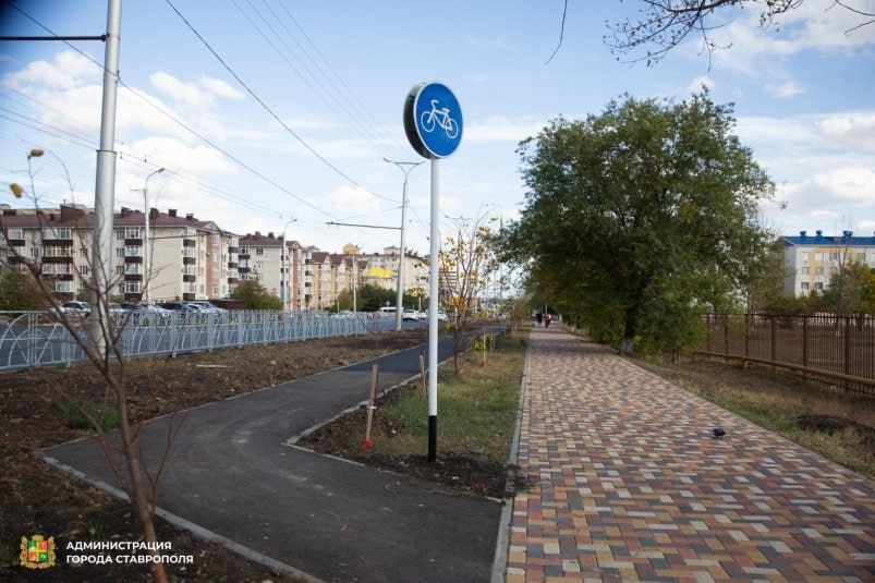 ‍ Велодорожка появилась на улице Серова в Ставрополе  Участок от Достоевского до Мимоз протяжённость более 1 км реконструировали несколько месяцев.    Рабочие также заменили асфальт на проезжей части, отремонтировали ливневую канализацию, замостили плиткой тротуар.  В мэрии заверили, что планируют развивать сеть велодорожек в 204 квартале.  Сейчас общая протяженность выделенных для проезда велосипедистов полос в краевом центре достигла 23 км. Новые участки в этом году появились на бульваре Зелёная роща, улице Ленина и проспекте Ворошилова.  Фото: Администрация Ставрополя    Ставрополье. Главное