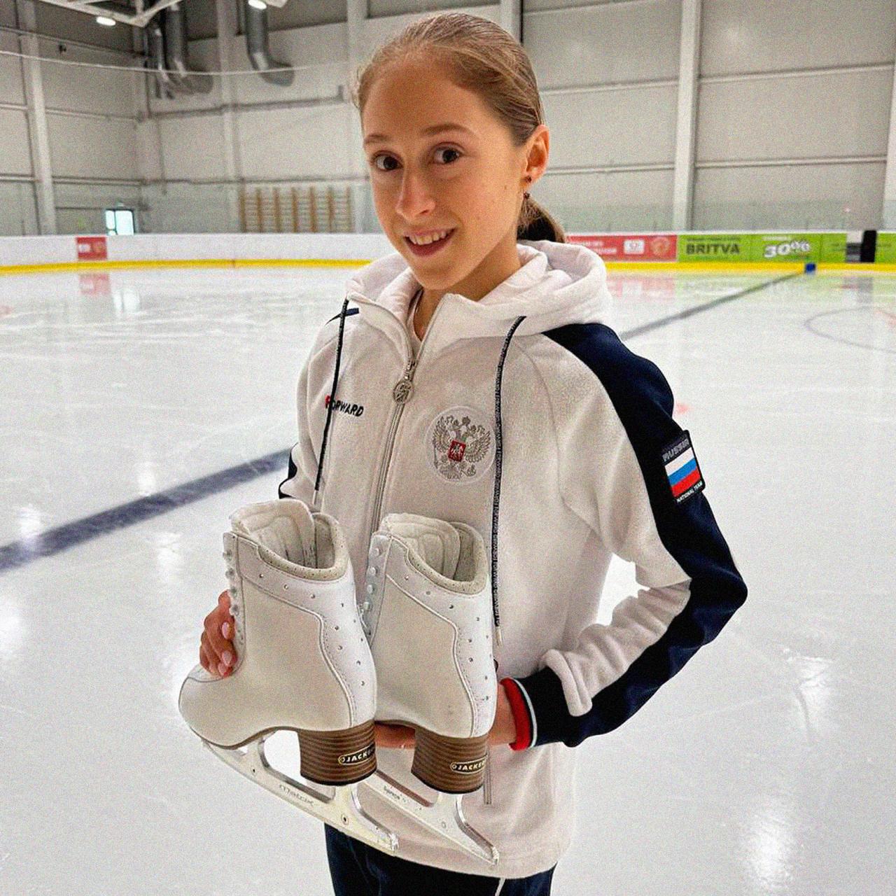 Софья Федченко подробно рассказала о травме Алины Горбачевой Алина получила травму перед этапом Гран при в Москве споткнулась на кросс роле колено сначала почти не беспокоило врачи разрешили тренироваться и она выступала на обезболивающих После этапа в Омске боль стала невыносимой повторные обследования в России не дали единого мнения Снимки отправили в Германию там врачи настаивают на операции Sport24 Лучший канал о фигурном катании