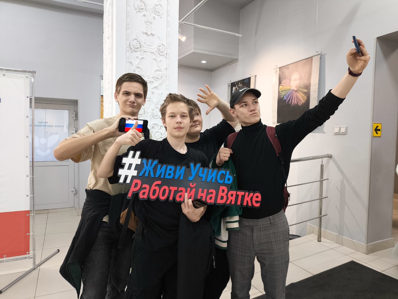 В Кировской области подвели итоги всероссийской ярмарки трудоустройства которая проходит в рамках нацпроекта Кадры В этом году на 40 площадках региона с участием 500 работодателей работу нашли почти 5 тысяч человек включая 443 человека на предприятия оборонно промышленного комплекса На заседании Общественного совета подчеркнули важность легальных трудовых отношений Если работодатель уклоняется от оформления сотрудников информация передаётся в прокуратуру Благодаря этим мерам в текущем году более 350 работников получили официальные трудовые договоры Одной из ключевых тем стала модернизация службы занятости С 2026 года все кадровые центры перейдут на единые стандарты работы При этом сохранится вся сеть 27 центров и 13 отделов трудоустройства продолжат работу в обновлённом формате Подписывайтесь на канал Кировской области в MAX