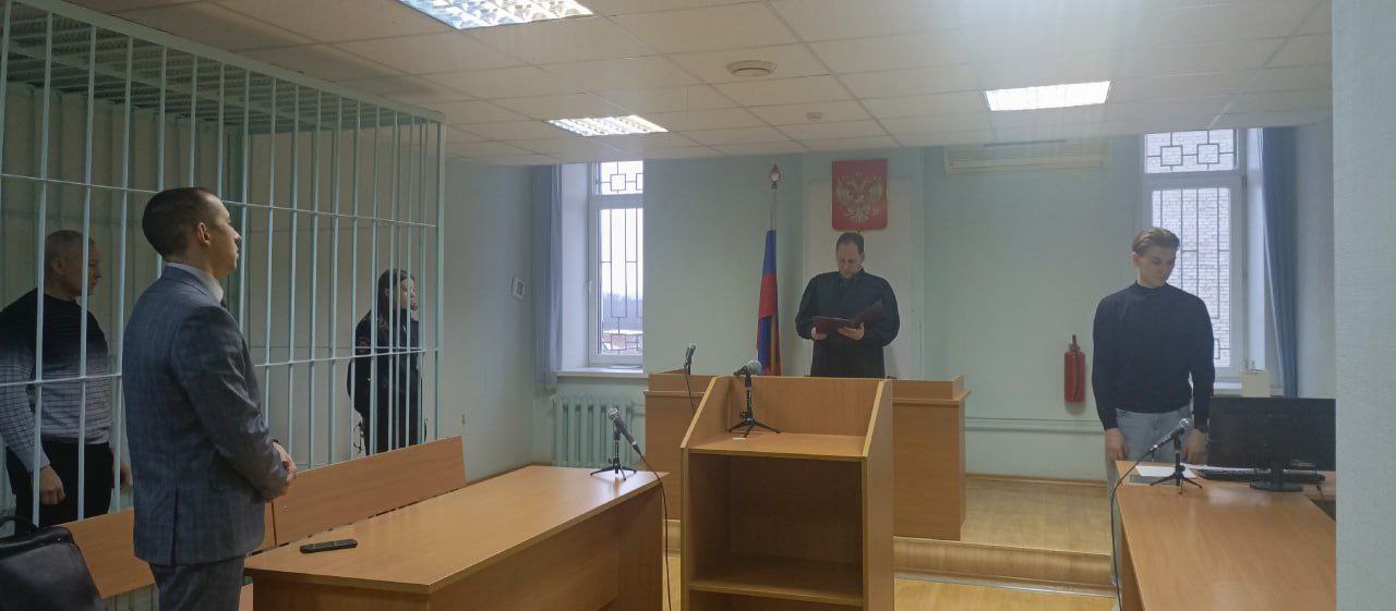 Экс инженер ЧМЗ получил 5 лет колонии за откаты Как установил Глазовский районный суд в 2021 2025 годах инженер по обеспечению железнодорожным транспортом АО ЧМЗ систематически брал вознаграждение с подрядных организаций за выполнение своих обязанностей При получении от директора коммерческой фирмы аванса в 300 тысяч рублей от общей суммы отката в 1 3 млн рублей инженера задержали Также суд доказал его вину в получении пяти взяток от еще трех компаний Общая сумма полученных подсудимым взяток составила 707 тысяч рублей сообщила пресс служба судов Удмуртии Экс инженера приговорили к 5 годам исправительной колонии строгого режима Полученные незаконным путем 707 тысяч рублей у него конфисковали