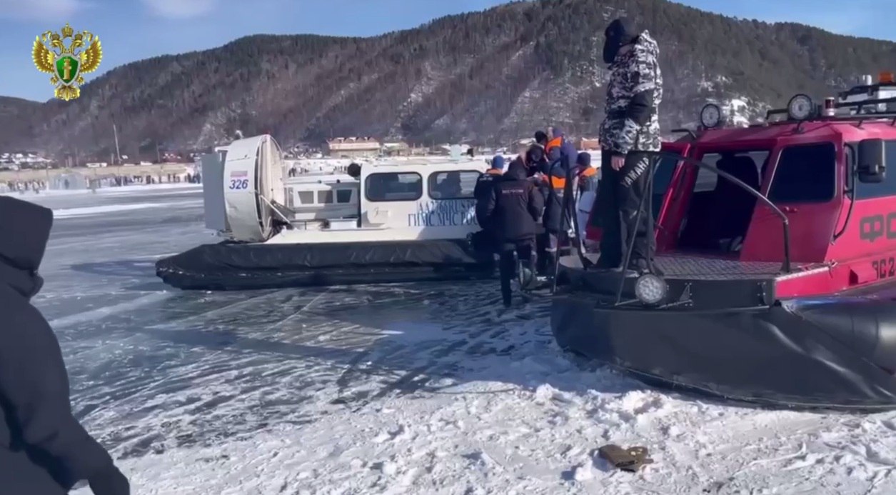 На Байкале водитель хивуса сбил человека По предварительным данным сегодня около 13 00 в поселке Листвянка на льду озера Байкал капитан хивуса не справился с управлением и сбил человека Пострадавшему оказывается медицинская помощь АТВ