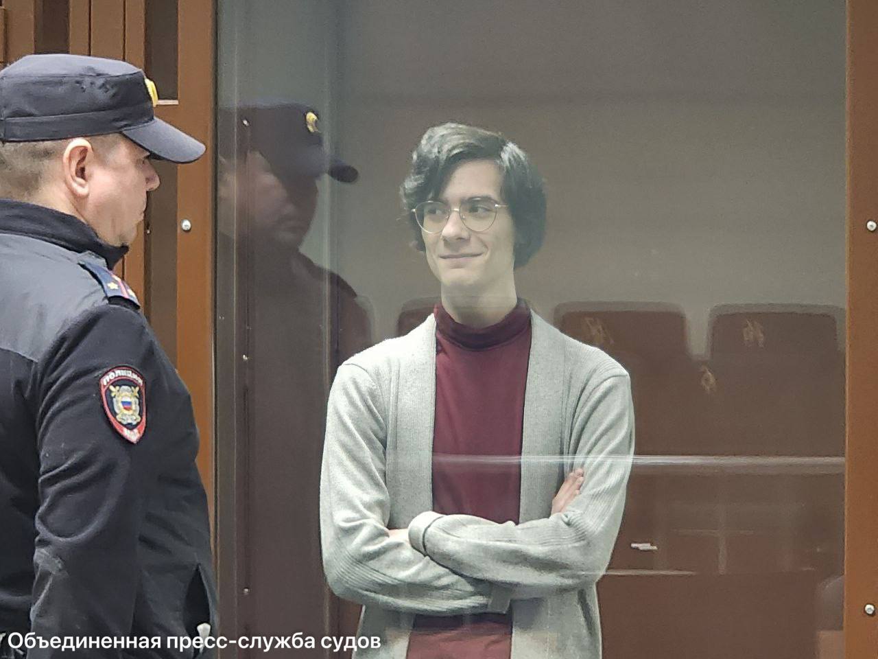 Суд вынес приговор блогеру Александру Синько обвиняемому в убийстве политического активиста Виталия Иоффе По данным следствия в сентябре 2024 года Синько был пьян и поссорился с Виталием в его квартире на проспекте Науки В результате Синько нанёс Виталию не менее 131 удара ножом После этого Синько украл у Виталия телефон джинсы зарядку и пачку сигарет Изначально обвиняемый утверждал что Виталий пытался его изнасиловать поэтому он напал него В суде блогер признался в жестоком убийстве и признался что говорил Виталия на самом деле между ними не было никаких отношений кроме дружеских Убийство произошло на почве личной неприязни Суд приговорил Синько к 10 годам и одному месяцу лишения свободы в колонии строгого режима Читай нас в MAX Подпишись на Комсомольскую правду СПб