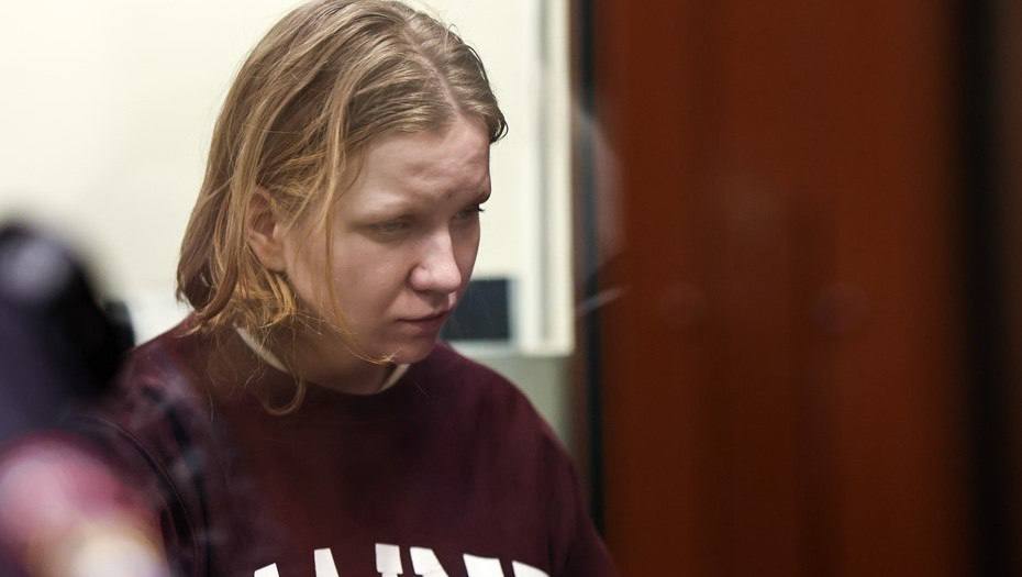 Террористку Трепову поместили в штрафной изолятор Осуждённая Дарья Трепова признанная виновной в теракте и приговорённая к 27 годам колонии общего режима была помещена в штрафной изолятор мордовской колонии за нарушение распорядка Трепова совершила теракт 2 апреля 2023 года на Университетской набережной в Петербурге приведший к гибели военного корреспондента Владлена Татарского и ранениям более 50 человек Приговор суда также предусматривает взыскание 16 5 млн рублей в пользу потерпевших Внесена в список террористов и экстремистов Российской Федерации Антон Новодережкин ТАСС Подписаться на ДП в Telegram MAX