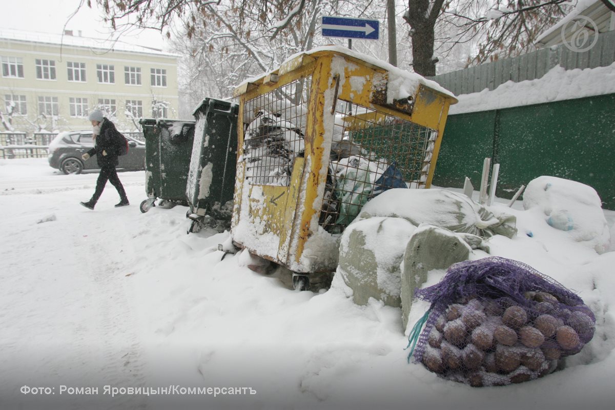 Мэрия Нижнего Новгорода инициировала поправки к муниципальным правилам благоустройства которые уточняют требования к контейнерным площадкам и обязывают юрлиц заключать договоры на право пользования баками с ДУКами ТСЖ или другими собственниками Предприниматели часто выбрасывают мусор в чужие контейнеры они оказываются переполненными и владельцы баков вынуждены платить штрафы и отказываться от содержания площадок Из за этого домоуправляющие компании не спешат договариваться с предпринимателями и проблема мусорных полигонов под окнами домов не решается отметили депутаты Поправки мэрии они отклонили в правовом управлении думы и прокуратуре уточнили что законодательство сначала необходимо отрегулировать на областном уровне   Подробности в материале Ъ Приволжье Поправки пустили в отход   Подписывайтесь Делитесь мнением о канале