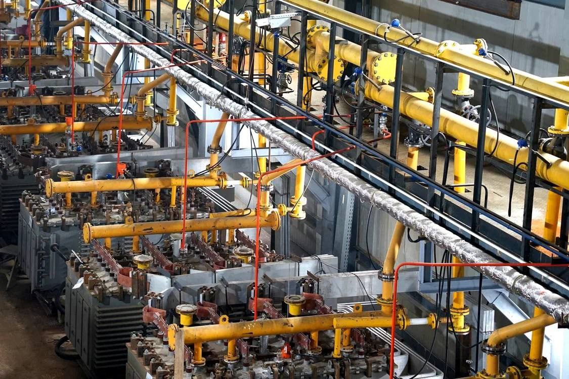 Сибирский химический комбинат ввёл в эксплуатацию новые электролизеры на сублиматном заводе Это оборудование позволит нарастить объёмы выпуска фтора а увеличение производственных мощностей часть наших договорённостей с руководством Росатома об инвестициях в экономику региона развитии СХК Важно что электролизеры изготовлены из отечественных компонентов нашими томскими производителями в том числе резидентами территории опережающего развития Северск Это один из многих наглядных результатов технологической кооперации крупнейшей госкорпорации и малого инновационного бизнеса учёных и производственников то на что мы в Томской области сделали ставку Развитие сублиматного производства СХК это важный задел в обеспечение топливом действующих и строящихся АЭС в устойчивую работу комбината и жизнедеятельность Северска в решение задач национального проекта Новые атомные и энергетические технологии Подписывайтесь на канал в МАХ