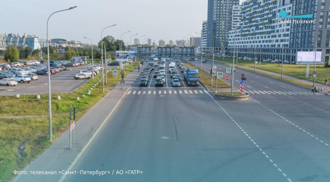 Автомобилистам Петербурга стоит быть внимательнее — у лосей началась сезонная миграция. Пик их активности приходится на апрель-начало мая. «К лету снижения рисков выхода лосей на дороги ожидать не следует, так как животные начнут выходить на открытые участки из-за насекомых, количество которых увеличивается в лесном массиве. Особую бдительность стоит проявлять в вечернее и ночное время на плохо освещенных участках дороги. Лось может выбежать на проезжую часть из лесного массива внезапно», – отметили в в пресс-службе Северо-Западного Управления Росприроднадзора. Действия лосей – непредсказуемы. Они могут выбежать на проезжую часть и сразу же повернуть обратно, либо продолжить движение по заданной траектории. ВКонтакте Одноклассниках