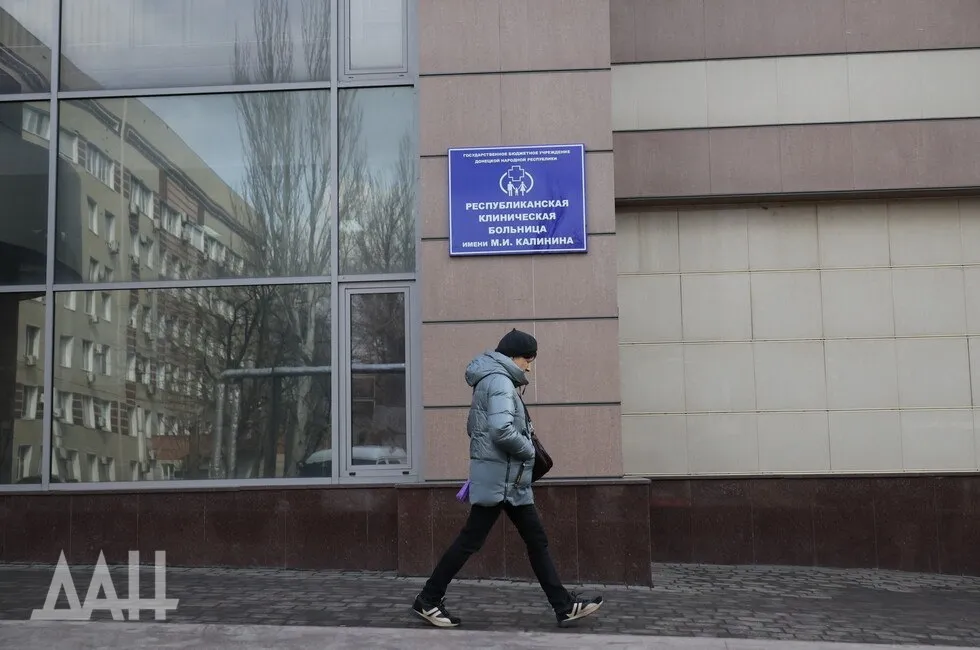 Путин открыл новый модуль экстренной помощи в больнице им Калинина в Донецке Созданы новые рабочие места привлечены и трудоустроены молодые специалисты Ежегодно отделение способно оказывать медицинскую помощь 30 тысячам пациентов Данный проект впервые реализован на земле Донбасса доложил Президенту главврач больницы Иван Плахотников Отделение было построено за счет средств федерального бюджета в рамках федерального проекта Модернизация первичного звена здравоохранения РФ нацпроекта Продолжительная и активная жизнь Читать полностью  Подпишись на нас в MAX