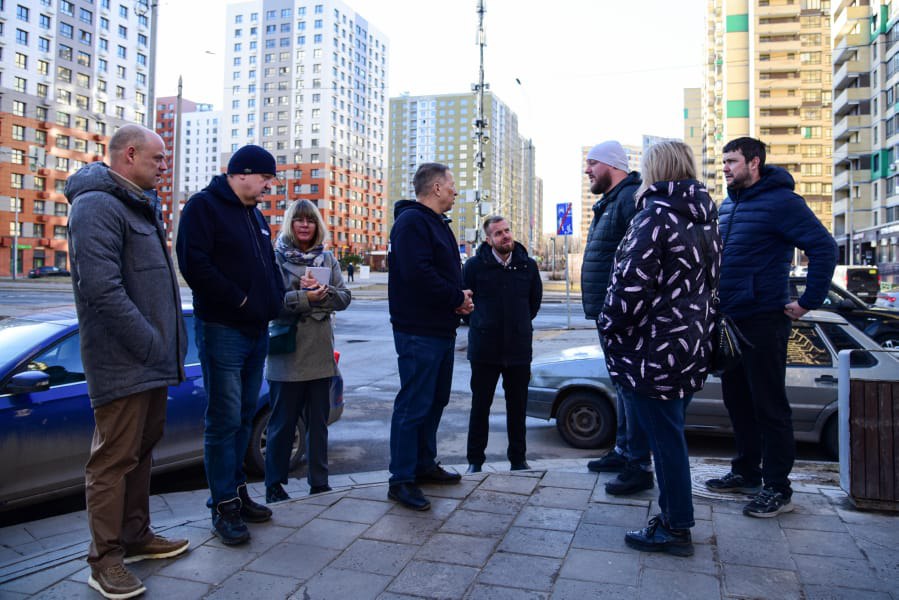 В Мытищах продолжаются обходы дворовых территорий  Первый заместитель главы городского округа Мытищи Олег Сотник вместе с руководителями управления жилищно-коммунального хозяйства администрации и  Леспаркхоза, представителями управляющей компании ООО «ЭУК «Новое Медведково» и жителями проверил содержание внутридворовых территорий у домов № 1, № 1 корп. 3 и № 5 по проспекту Астрахова.   По итогу мониторинга дан ряд поручений. В том числе в срок до 30 мая здесь у дома № 5 должны выполнить работы по ремонту асфальтового покрытия на дворовых проездах, а также восстановить газон с внешней стороны дома, напротив второго подъезда. Все поручения – на контроле.  Подобные обходы будут продолжены.  #мытищи_новости