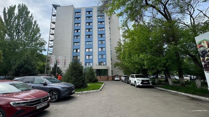 «Назарбаевские земли» снова выставили на торги Компания по управлению возвращёнными активами КУВА объявила о повторных торгах по продаже земельного участка, расположенного в посёлке Шамалган Алматинской области — на родине семьи Назарбаевых. В феврале 2025 года участок площадью 142 гектара выставили на аукцион за 127 млн тенге. Земля граничит с Иле-Алатауским национальным парком и предназначена для сельскохозяйственного использования. Однако тогда покупатель не нашёлся. Не поступило ни одной заявки. Что примечательно, информация о прежнем владельце земли не раскрывается. Теперь этот же участок вновь выставили на аукцион. Торги назначили в полдень 22 июля. Оценочная стоимость осталась прежней, но стартовую цену снизили до 89 млн тенге. Также снова хотят продать офисное здание в Бостандыкском районе Алматы. Объект общей площадью почти четыре тысячи квадратных метров включает в себя десять этажей офисов. Оценивается он в 4,3 млрд тенге. В феврале 2025 года здание продавали вместе со всеми действующими компаниями то есть их договорами аренды . Как выяснила «Орда», владельцем некогда было ТОО «Rent Investment Group». Заявок на участие в первых торгах также не поступило. Попытку повторной продажи назначили на 22 июля. О других лотах читайте по клику в телеграм-канале. • Фото: площадка электронного аукциона.
