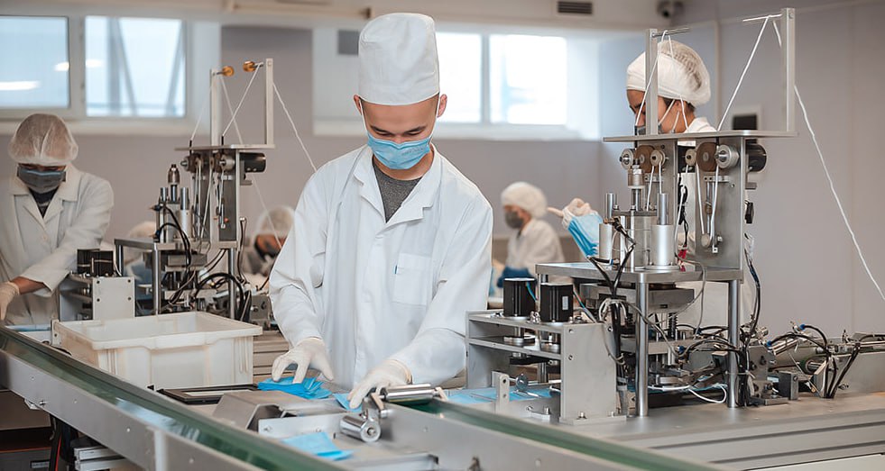 В Казахстане стартует строительство четырёх фармпредприятий Инициатива реализуется в рамках поручений президента Касым Жомарта Токаева по увеличению доли отечественного производства в фармацевтической отрасли На этом фоне правительство утвердило заключение инвестиционных соглашений между Минздравом и компаниями АльтИНФАРМ МСП РОМФАРМ Абди Ибрагим Глобал Фарм и Алматинским фармацевтическим заводом Нобель для локализации фармацевтического производства Общий объём инвестиций по проектам составляет 173 млрд Постановления подписал премьер министр Олжас Бектенов  Отмечается что реализация проектов позволит локализовать 356 наименований лекарственных средств включая социально значимые препараты В ассортимент войдут лекарства для лечения онкологических заболеваний сахарного диабета иммунобиологические противовирусные противоанемические анальгетические противовоспалительные противопростудные и противомикробные средства Новые предприятия будут расположены в Алматы 2 проекта Алматинской и Туркестанской областях Компания АльтИНФАРМ реализует строительство завода в спецзоне в Алматы по выпуску 54 препаратов включая иммунобиологические средства лекарства от онкологии и диабета Инвестиции в данный проект планируются на уровне 58 5 млрд при этом будет создано примерно 60 новых рабочих мест В качестве партнеров и поставщиков участвуют компании Sinopharm Sinovac и Kangtai Biotech Алматинский фармацевтический завод Нобель займется в Алматы строительством комплекса по производству активных фармацевтических ингредиентов лекарств и биофармацевтической продукции по стандартам GMP Инвестиции в проект составят 39 2 млрд с выпуском 53 препаратов и созданием не менее 200 рабочих мест Компания Abdi Ibrahim Global Pharm LLP создаст фармацевтический комплекс с многопрофильными производственными линиями в Алматинской области Инвестиции в проект составят 39 млрд Планируется производство 76 наименований препаратов включая противовирусные и противоанемические средства а также лекарства для сахарного диабета II типа В рамках проекта будет создано не менее 150 рабочих мест Компания MSP ROMPHARM LLP приступает к строительству современного фармацевтического завода в особой экономической зоне TURAN в Туркестанской области а также на площадках в Алматинской области Объем инвестиций составляет 36 7 млрд На новом предприятии планируется производство 101 наименования препаратов включая анальгетики противовоспалительные противопростудные и противомикробные средства  Проект создаст около 265 новых рабочих мест а партнёрами выступают компании Мировая медицина и Ромфарм Подчеркивается что появление заводов станет важным шагом для повышения лекарственной безопасности и устойчивости системы здравоохранения и позволит значительно увеличить долю казахстанских лекарств на рынке снизить зависимость от импорта укрепить устойчивость поставок обеспечить население доступными качественными препаратами отечественного производства Надеемся что запуск новых заводов позволит Казахстану не только снизить зависимость но и защитить граждан от завышенных цен смертельно опасных вакцин и поддельных лекарств которые нередко поступают на рынок Казахстан         ExpressAsia