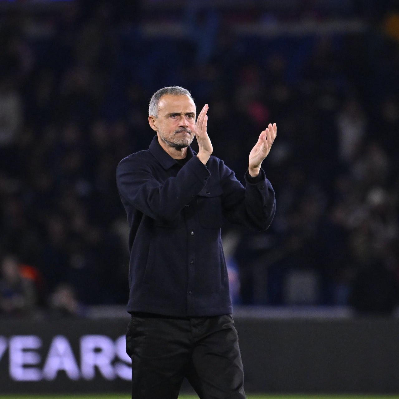 ПСЖ готов предложить Луису Энрике пожизненный контракт Руководство клуба считает 55 летнего испанца идеальным тренером и готово подписать с ним столь длительное соглашение сообщает AS Текущий контракт Энрике рассчитан до лета 2027 года Подписывайтесь на РИА Новости Спорт в MAX