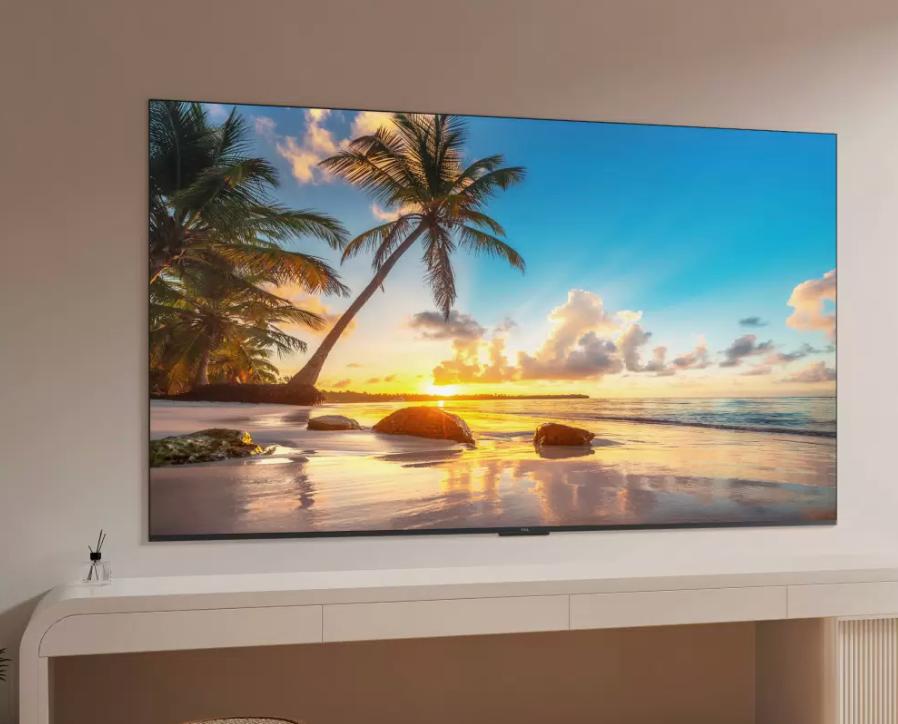 Несмотря на напряжённость в японо китайских отношениях Sony откажется от производства телевизоров в пользу совместного предприятия с китайской компанией TCL Новое СП Sony и TCL начнёт свою деятельность в апреле 2027 года и будет производить телевизоры под марками Sony и Bravia но с использованием технологии производства дисплеев TCL Если политика не вмешается конечно Окончательные документы планируется подписать до конца марта 2026 года Ранее производство телевизоров прекратили или существенно сократили Toshiba Hitachi Mitsubishi Electric Pioneer Panasonic и Sharp Проиграли конкуренцию Для TCL объединение гарантирует билет в более высокий ценовой сегмент С стратегия