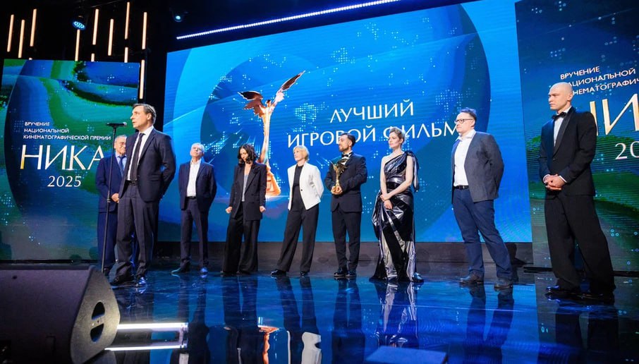 Стартовал прием заявок на премию Ника за 2025 год Российская Академия кинематографических искусств начала прием заявок на участие в конкурсе на соискание Национальной кинематографической премии Ника за 2025 год Прием заявок продлится до 26 декабря   Чтобы оформить заявку необходимо заполнить электронную анкету и прислать на электронную почту kinonika mail ru письмо с заполненной по шаблону заявкой на бланке студии заверенное печатью и подписью руководителя о включении фильма в конкурс на соискание премии Ника В письме необходимо указать номинации по которым выдвигается фильм и или работа в фильме с указанием имени и фамилии номинанта Также необходимо приложить к письму копию прокатного удостоверения Победители премии Ника за 2024 год были объявлены в марте Лидером по количеству наград тогда стала фэнтезийная драма Мастер и Маргарита Михаила Локшина   www proficinema com mainnews awards detail php ID 434202