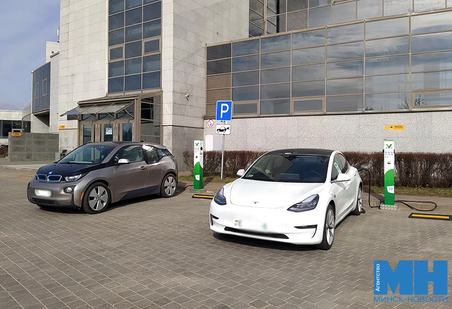 Таможенный комитет уполномочен выдавать документ для льготного ввоза электромобилей Соответствующее постановление подписал премьер министр Александр Турчин Решение позволит в 2026 году применить тарифные льготы при ввозе до 20 тыс электромобилей физическими и юридическими лицами Минск Новости MINSKNEWS BY Telegram Viber FB VK Inst TikTok YouTube