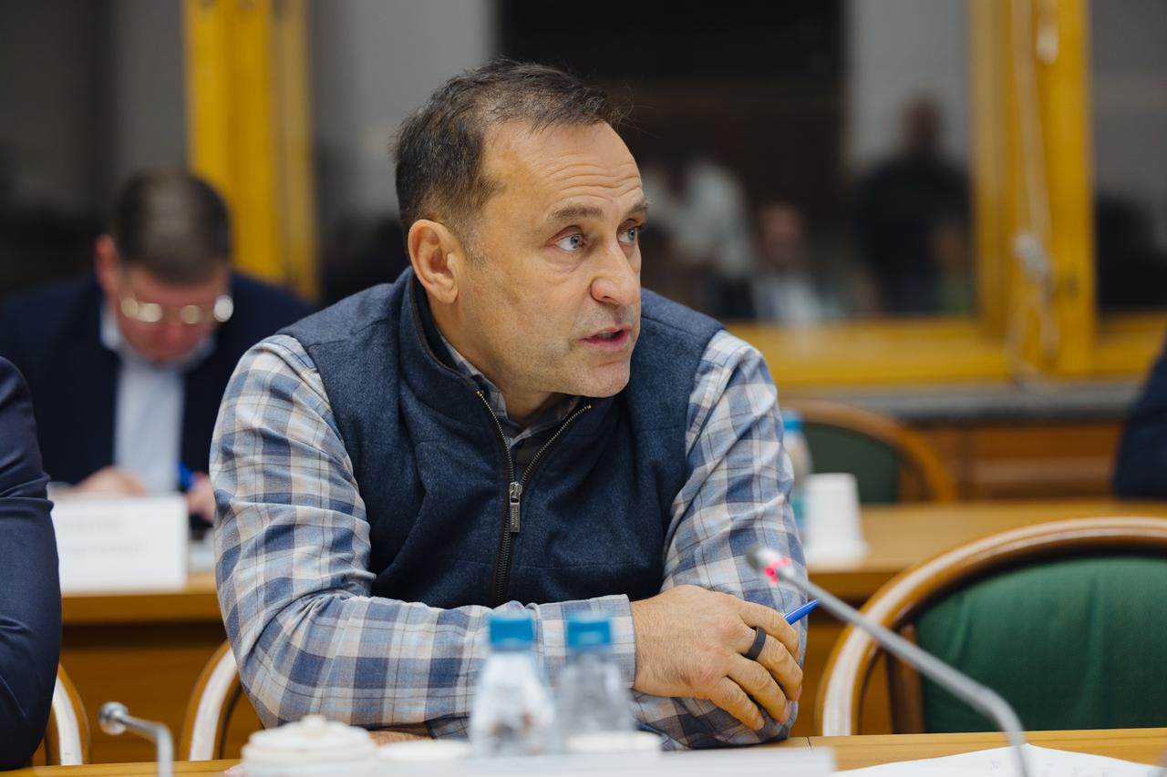 Дмитрий Свищев призвал Минпромторг поддержать производителей спортинвентаря Депутат ЛДПР Дмитрий Свищев подчеркнул важность расширения мер поддержки для отечественных производителей спортивного оборудования особенно в контексте задач импортозамещения поставленных Президентом России Парламентарий отметил что в этой сфере работают в основном малые предприятия которые не охвачены текущими программами поддержки ориентированными на крупную промышленность Как Министерство адаптирует существующие меры поддержки под нужды малого бизнеса в сфере спорта Планируется ли отдельный пакет мер на 2026 год обратился Дмитрий Свищев к главе Минпромторга Антон Алиханов сообщил что Фонд развития промышленности уже оказывает поддержку ряду производителей спортивного оборудования Министерство работает над созданием отдельного стандарта кредитования таких проектов и планирует запустить специализированную программу помощи