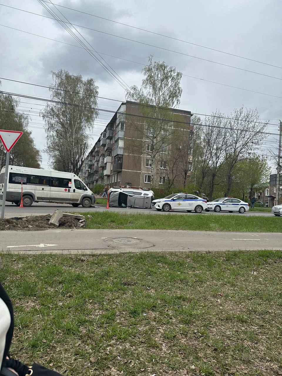 Прислали через  :  «Авария возле ИвГУ в Иванове. Легковушка перевернулась от столкновения с маршруткой»