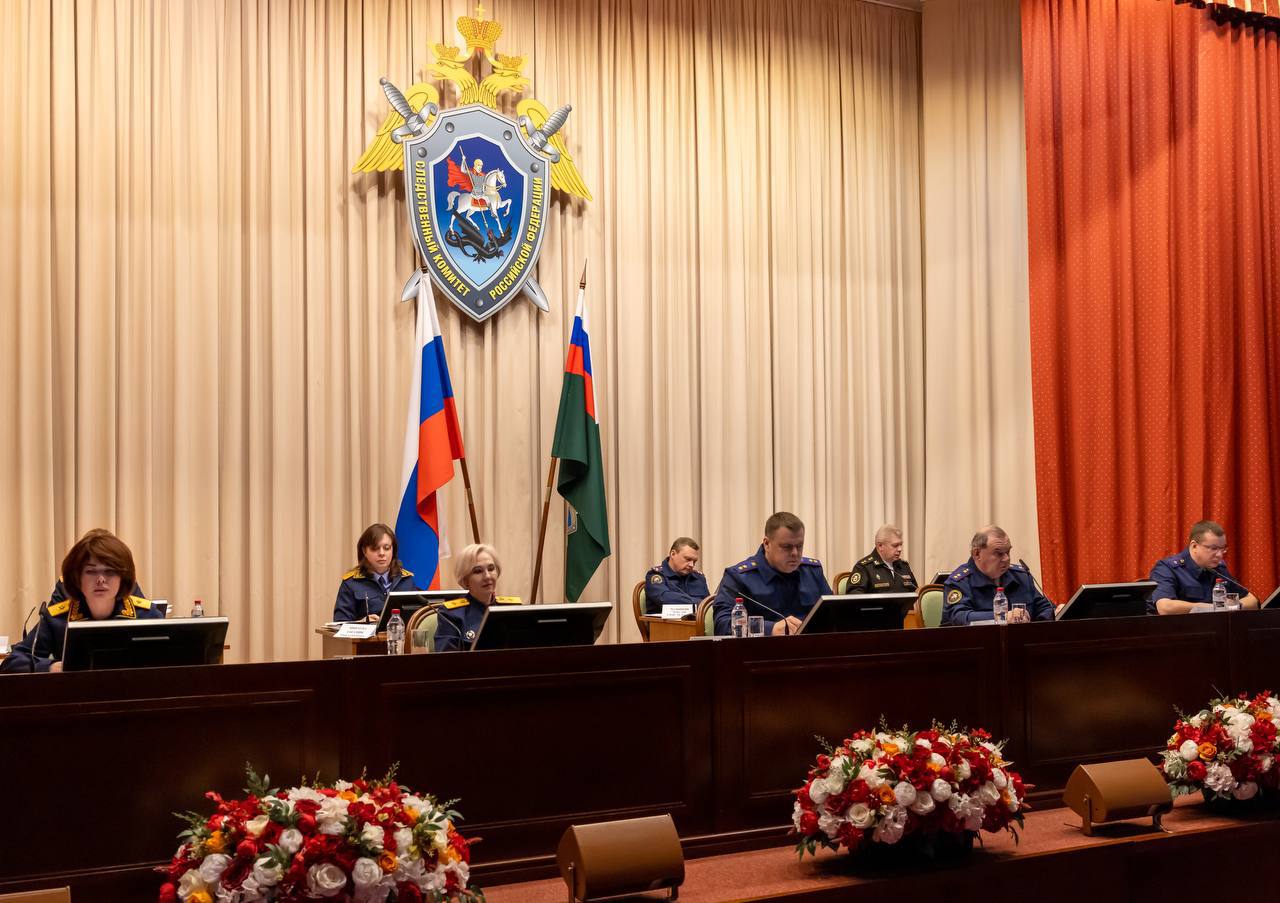 Председатель СК России провел личный прием по вопросу нарушения жилищных прав сирот из Красноярского края и Республики Хакасия На прием к Председателю СК России обратились жители Красноярского края и Республики Хакасия из числа детей-сирот и детей, оставшихся без попечения родителей. Люди уже долгое время не могут получить положенное по закону жилье, даже несмотря на наличие решений судов. Отмечено, что в регионах ситуация с предоставлением жилья сиротам остается напряженной. По состоянию на 1 мая текущего года в Красноярском крае нуждались в обеспечении жильем 8909 сирот, из которых 411 - по решениям судов, в Республике Хакасия - 2642 человека, 846 - по решениям судов. При этом возникают проблемы в области выдачи жилищного сертификата ввиду наличия ряда условий, необходимых для его получения. Отмечаются случаи несвоевременной постановки сирот на учет на получение жилья. А.И. Бастрыкин заслушал доклад руководителя ГСУ СК России по Красноярскому краю и Республике Хакасия А.Л. Еремина. Глава ведомства подверг критике работу подчиненных, отметив волокиту и отсутствие результата работы. Председатель СК России также отметил несистемность действий при расследовании данных уголовных дел и поручил продолжить работу по ним силами центрального аппарата ГСУ СК России по Красноярскому краю и Республике Хакасия. Он потребовал в кратчайшие сроки завершить расследование и привлечь к ответственности виновных лиц. Поручено в течение двух месяцев решить все вопросы, поставленные в ходе личного приема. А.И. Бастрыкин поручил направить в следственное подразделение комиссию центрального аппарата СК России для проведения служебной проверки деятельности руководства и сотрудников управления по расследованию уголовных дел данной категории, а также по иным вопросам. Глава СК России дал ряд поручений по расследованию уголовных дел по указанной проблематике, в том числе в сфере обеспечения сирот жилищными сертификатами. А.И. Бастрыкин еще раз обозначил, что защита прав сирот должна оставаться одной из приоритетных задач в рамках компетенции ведомства. Исполнение всех поручений поставлено на личный контроль Председателя СК России.