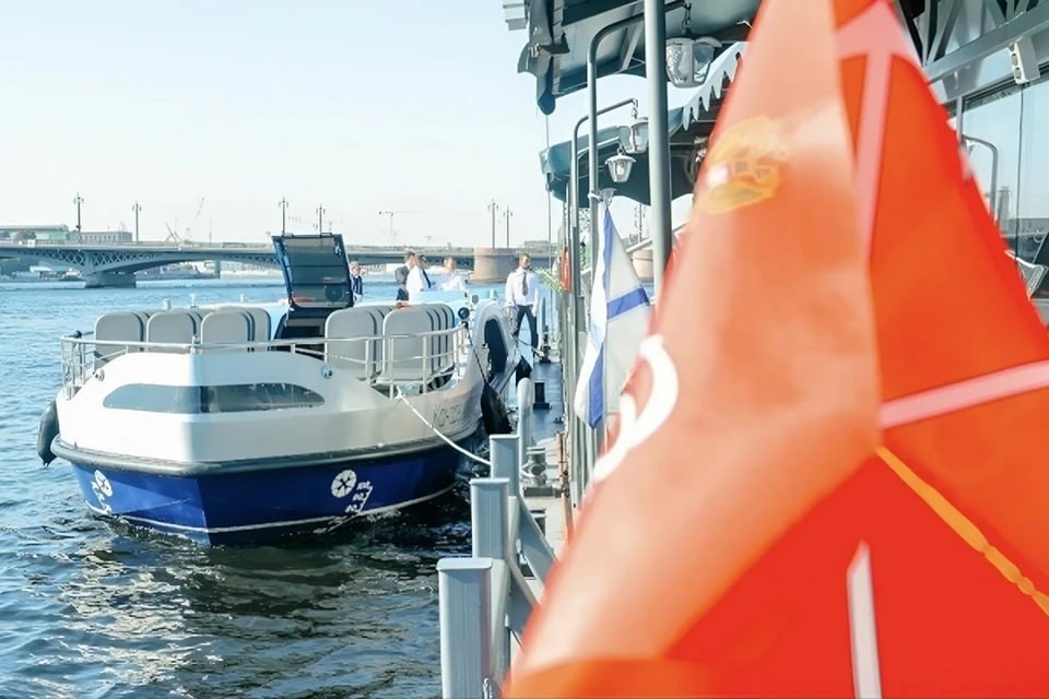 В Петербурге представили прогулочное судно на электрическом ходу "Мойка 2.0", сообщили в пресс-службе администрации города.  "Мойка 2.0" предназначена для внутригородских прогулочно-экскурсионных перевозок по реке Неве и каналам. В пресс-службе отметили, что у судна небольшие габариты, вмещается в неё до 40 пассажиров.   "Ее максимальная скорость в 13 км/ч оптимальна для речных прогулок. Заряда аккумуляторных батарей хватит на целый день автономной работы", - сказано в сообщении от пресс-службы.   Новое судно проработает в тестовом режиме до окончания навигации 2024 года. После сбора информации о возможной необходимой модернизации, "Мойку 2.0" запустят в серийное производство.    TvoySpb