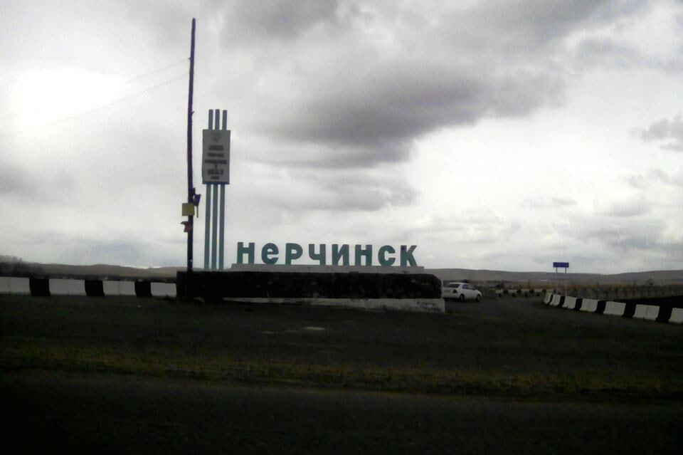 Водный скандал в Нерчинске: мэр обвиняет власти в давлении из-за «бракованной» станции Наталья Чернова, мэр Нерчинска, заявила о жёстком давлении со стороны краевых чиновников, требующих принять в собственность города новую станцию водоподготовки за 155 млн рублей, которая, по её словам, не функционирует должным образом. В чём проблема? — Станция не доставляет очищенную воду жителям: хотя на выходе показатели в норме, из-за изношенных городских сетей до кранов течёт та же грязная вода. — Производительность вдвое ниже заявленной: вместо 600 кубометров в сутки едва справляется, из-за чего приходится подавать неочищенную воду напрямую. Зачем принимать объект, который не решает проблему? Это лишь повысит тарифы и расходы на содержание. Пусть сначала докажет свою работу в тестовом режиме Конфликт с властями: — Чиновники угрожают Черновой привлечением к ответственности, требуя подписать акт приёмки «здесь и сейчас». — Прокуратура сначала поддерживала мэра, но теперь требует принять станцию до приезда проверки из Москвы в конце мая. В свою очередь Чернова заявила: «Можете хоть меня расстрелять, вплоть до того, что напишу распоряжение и оставлю свои полномочия. Мне это недолго сделать, это можно сделать в один день». Что предлагает мэр? Создать комиссию и тестировать станцию месяц, чтобы убедиться в её работоспособности. Пока же объект простаивает с декабря, а жители продолжают пить воду сомнительного качества. Все подробности ЗДЕСЬ