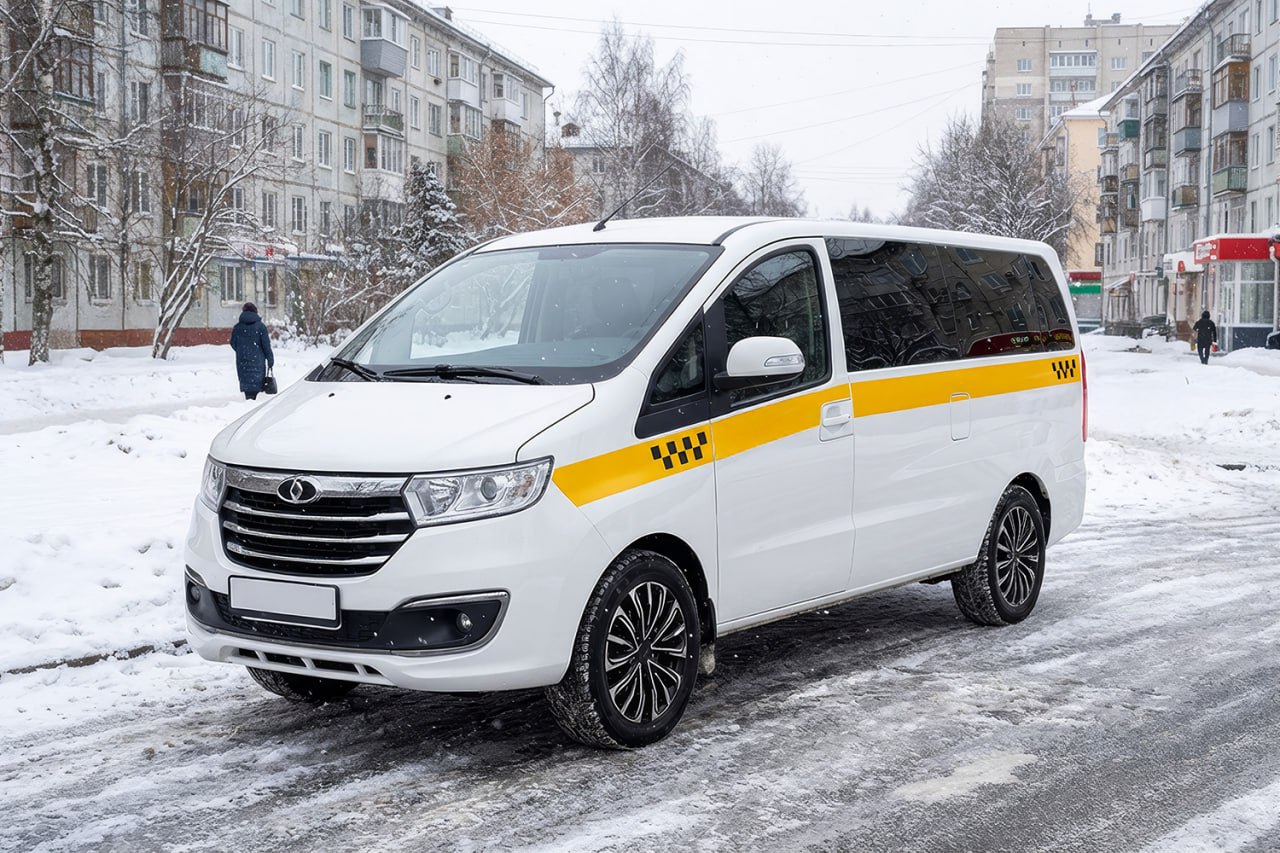 Sollers SF1 подвизался в такси по тарифу Минивэн Компания Sollers после ухода Мазды и Форда ставшая единственным собственником заводов в Елабуге и Владивостоке сделала ставку на сотрудничество с китайской государственной группой Anhui Jianghuai также известной как JAC и волей неволей сосредоточилась на коммерческой технике и пикапах Но в последние месяцы фокус смещается в сторону пассажирских машин Так открыт приём предварительных заказов на Sollers SF1 это пятиметровый вэн с трёхрядным салоном где во втором ряду установлена пара раздельных кресел Сборка машины со сваркой и окраской кузова налажена в Елабуге где ещё в прошлом году освоился одноимённый грузовой фургон Бензиновый турбомотор сочетается с пятиступенчатой механической коробкой и задним приводом Передняя подвеска торсионная задняя зависимая рессорная JAC HFC4GB2 1 5 136 л с 175 Н м Начальная цена 2 250 000 рублей то есть на сто тысяч дороже аналогичного фургона Напомним что за семиместную Ладу Ларгус нынче просят 1 7 млн рублей В аскетичную базовую комплектацию включены две подушки безопасности кондиционер подогрев руля передних сидений зеркал и форсунок омывателя задние датчики парковки электропривод боковых стёкол и зеркал штатная аудиосистема светодиодные ходовые огни Производитель анонсирует что Минпромторг включит SF1 в перечень автомобилей допущенных для работы в такси Авто Плюс