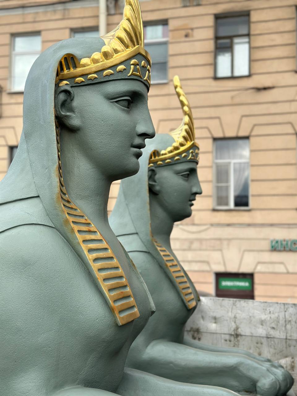 Сфинксов Египетского моста увезли на реставрацию до весны Поводом стала необходимость устранить повреждения позолоты и лакового покрытия Они возникли после того как на скульптуры без согласования с музеем установили новогодние украшения сообщили в Музее городской скульптуры Поскольку гарантийный срок на предыдущую реставрацию ещё не истёк все работы проведёт подрядчик Планируется что сфинксы вернутся на мост уже весной следующего года Музей городской скульптуры Подписаться на DP RU