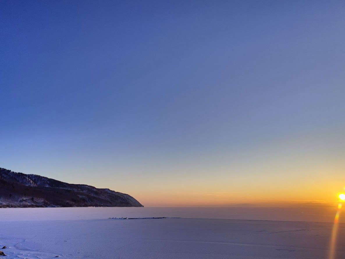 На южном Байкале начался ледостав В ночь на 19 января акватория озера у поселка Култук покрылась льдом Еще накануне Байкал вдоль КБЖД парил а уже крещенским утром встречал рассвет застывшим и припорошенным отметила инспектор Маритуйского лесничества Заповедного Прибайкалья Екатерина Доманова Аномально холодная погода установившаяся в Прибайкалье способствует интенсивному охлаждению водной поверхности озера усилению ледообразования и установлению ледостава По данным спутникового мониторинга НИЦ Планета в северной части Байкала у западного побережья отмечаются обширные ледяные поля с трещинами и разломами скопления битого льда и шуги у восточного берега неустойчивый ледостав с трещинами В средней части озера сохраняются участки открытой воды вдоль восточного побережья образовалась полоса битого льда В южной части озера помимо ледяных полей наблюдаются блинчатый лед забереги ледяная каша Подписаться на канал