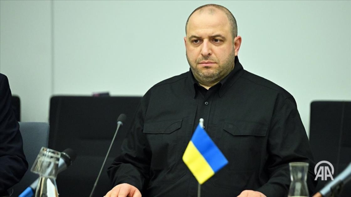 Киев Украина и США достигли понимания по ключевым условиям мирного плана Делегации Украины и США в ходе переговоров в Женеве Швейцария достигли общего понимания по ключевым пунктам предложенного Вашингтоном мирного плана Об этом сообщил в соцсетях секретарь Совета национальной безопасности Украины Рустем Умеров Теперь мы рассчитываем на поддержку наших европейских партнеров в дальнейших шагах заявил он По словам секретаря СНБО до конца ноября планируется организовать визит президента Украины Владимира Зеленского в США для того чтобы обсудить финальные этапы соглашения и достичь договоренности с Дональдом Трампом 23 ноября в Женеве состоялись переговоры делегаций США Украины и европейских стран посвященные мирному плану Дональда Трампа Подробнее на нашем сайте v aa com tr 3753378 24 7 в сутки с Агентством Анадолу