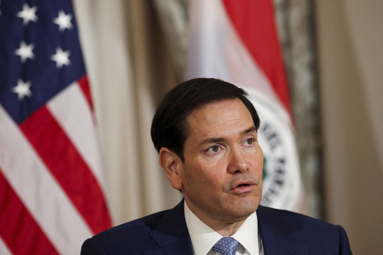 США обсудят с Венгрией и Словакией отказ от российских энергоресурсов Госсекретарь Марко Рубио заявил что поднимет этот вопрос на встречах с властями двух стран во время поездки в Европу Он отправляется для участия в Мюнхенской конференции по безопасности Мы поговорим с ними об этом Мы поговорим о том что должно произойти сказал Рубио журналистам перед вылетом При этом он отказался раскрывать детали предстоящих переговоров Читайте Газету Ru в MAX Участвуйте в розыгрыше