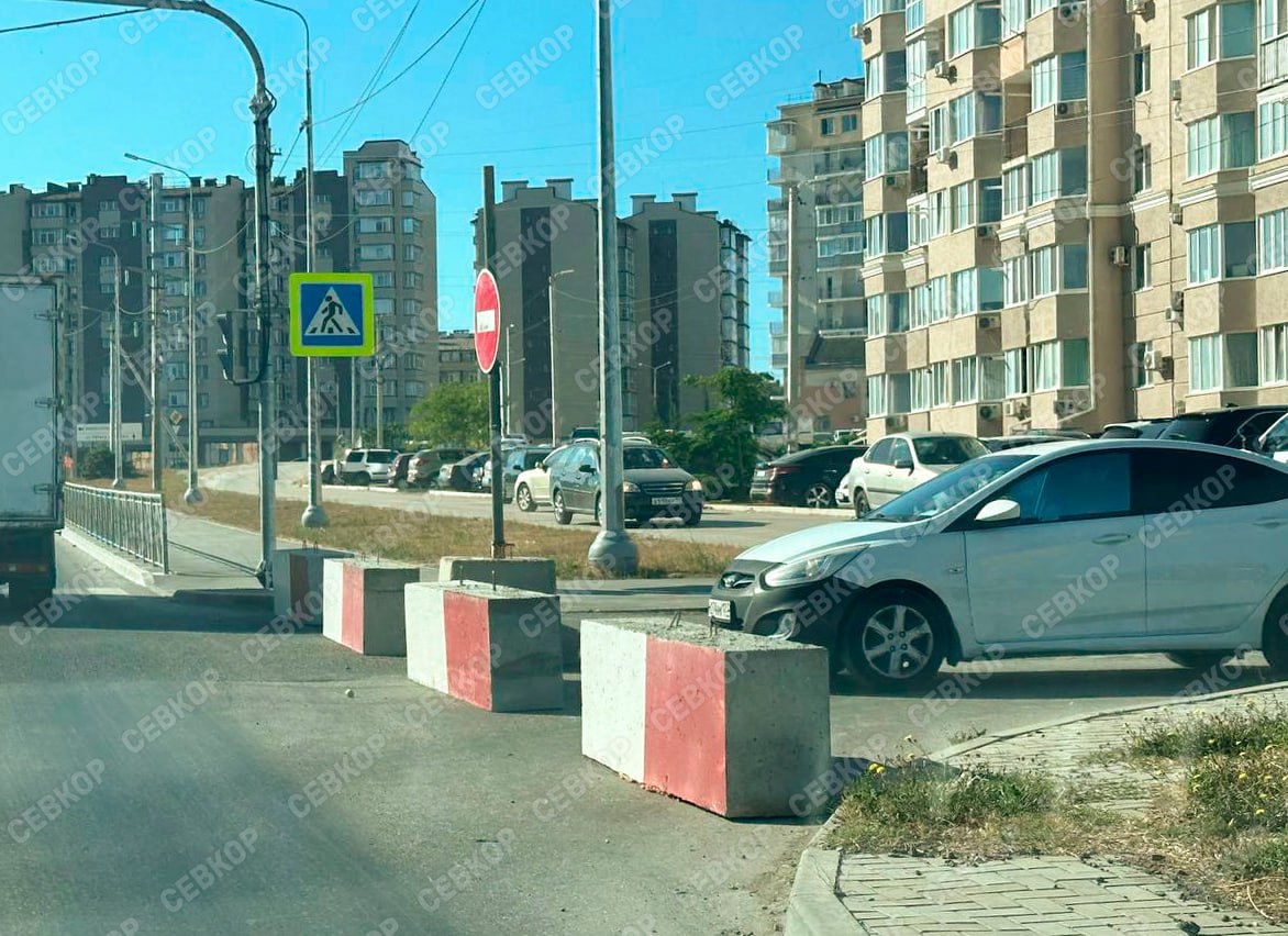 Департамент транспорта объяснил свою позицию по перекрытию въезда во двор на Столетовском проспекте  Сегодня, 1 июля представители департамента провели встречу с жителями домов №27 и 29 по Столетовскому проспекту. Поводом стало перекрытие с 28 июня въезда к домам. Теперь водители могут попасть во дворы только через новую кольцевую развязку и лишь по грунтовой дороге.  Заместитель директора Департамента транспорта Николай Максимов объяснил такую меру строительством новой дороги и повышением пропускной способности, ликвидацией пробок и обеспечением безопасности. В частности, для заезда во дворы необходимо будет воспользоваться кольцом.   На перекрестке Столетовского проспекта с улицей Колобова полностью поменяется организация дорожного движения - будет запрещен левый поворот на улице Колобова для тех, кто двигается со стороны улицы Борисова. Для того, чтобы заехать на улицу Колобова - необходимо будет развернуться по новому кольцу.   Жителям обещают, что вместо отсыпанной дороги появится асфальт.  Пока этого не случилось, но дорогу уже перекрыли. Это больше всего и возмущает жильцов.   Читайте Севкор