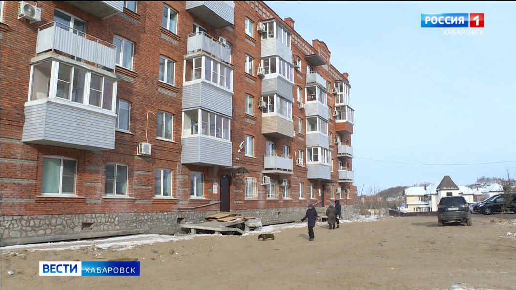 Возле проблемного дома по улице Крещенской завершили все работы по укладке ливневой канализации Это почти 100 метров магистрали Ранее Вести Хабаровск сообщали что в июне прошлого года из за сильных дождей здесь произошёл обвал грунта В администрации города заявили что заасфальтировать территорию планируют до 1 июля Также предстоит провести ремонт каждого крыльца Они сильно отошли от подъездов Подробнее на сайте Вести Хабаровск