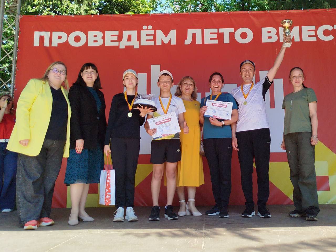 Семья Семеновых из Чувашии представит республику в финале Всероссийской игры Семейная зарница Дмитрий Леонидович и Ольга Евгеньевна с юношеских лет участвуют в зарницах Теперь и их дети Анастасия и Алексей также занимаются спортом и приносят в семью новые победы Мы очень ждали когда сможем участвовать в соревнованиях в полном составе и наконец дождались Теперь мы планируем побеждать делится Дмитрий Семенов Чтобы попасть в финал Семеновым пришлось пройти сложный путь Все началось с региональных отборочных где они одержали победу среди 8 команд На следующем заочном этапе конкуренция возросла участвовало 79 семей из разных регионов страны Для него они подготовили видеовизитку и продемонстрировали знания основ российской государственности и военной истории Отечества Отметим что провести Семейную зарницу в Год защитника Отечества и сделать ее ежегодной предложила статс секретарь заместитель министра обороны РФ председатель Государственного фонда Защитники Отечества Анна Цивилева на заседании Всероссийского организационного комитета Победа Президент России Владимир Путин поддержал предложение В настоящее время команда Патриоты Цивильска представляющая Чувашию активно готовится к финальному этапу под руководством ветеранов и участников СВО отобранных фондом Защитники Отечества Финал игры состоится в сентябре в Волгограде в рамках всероссийской военно патриотической игры Зарница 2 0 ХЫПАР