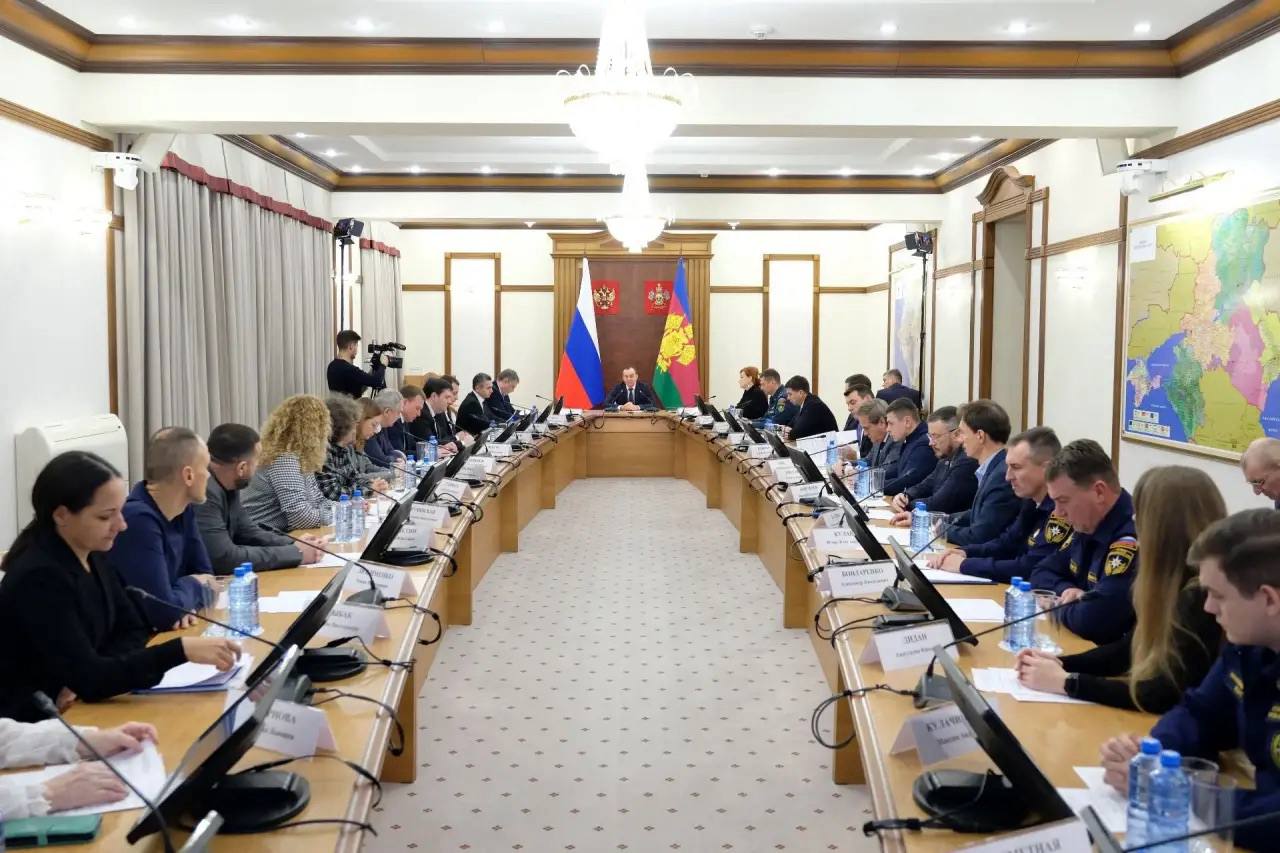 Провести полноценный курортный сезон планируют в Анапе и Темрюкском районе Учёные нашли новый способ полностью очистить пляжи от нефтепродуктов Одной из перспективных технологий может стать намывка песка земснарядами специальной плавучей техникой которая поднимает чистый песок со дна водоемов С их помощью можно собрать грунт с баров подводных холмов заявил губернатор Кубани Глава региона поручил изучить этот вариант Мы должны сделать все возможное чтобы летом 2026 года Анапа и Темрюкский район провели полноценный курортный сезон отметил Вениамин Кондратьев Быть в курсе Мы в MAX