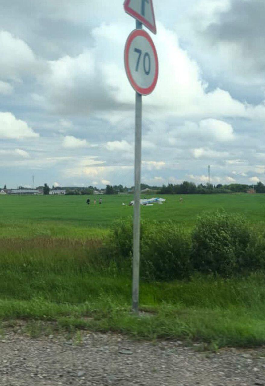 В Омской области легкомоторный самолёт совершил жёсткую посадку Инцидент произошёл с воздушным судном «Цессна» в Азовском районе. Как сообщает пресс-служба Западно-Сибирской транспортной прокуратуры, самолёт приземлился вне взлётно-посадочной полосы в районе посадочной площадки «Поповка». В результате происшествия судно получило повреждения. По информации экстренных служб, пилот выжил. В настоящее время устанавливаются обстоятельства и причины произошедшего, а также проводится проверка исполнения законодательства о безопасности полётов. Фото: телеграм-канал «Новости Жесть Омска»
