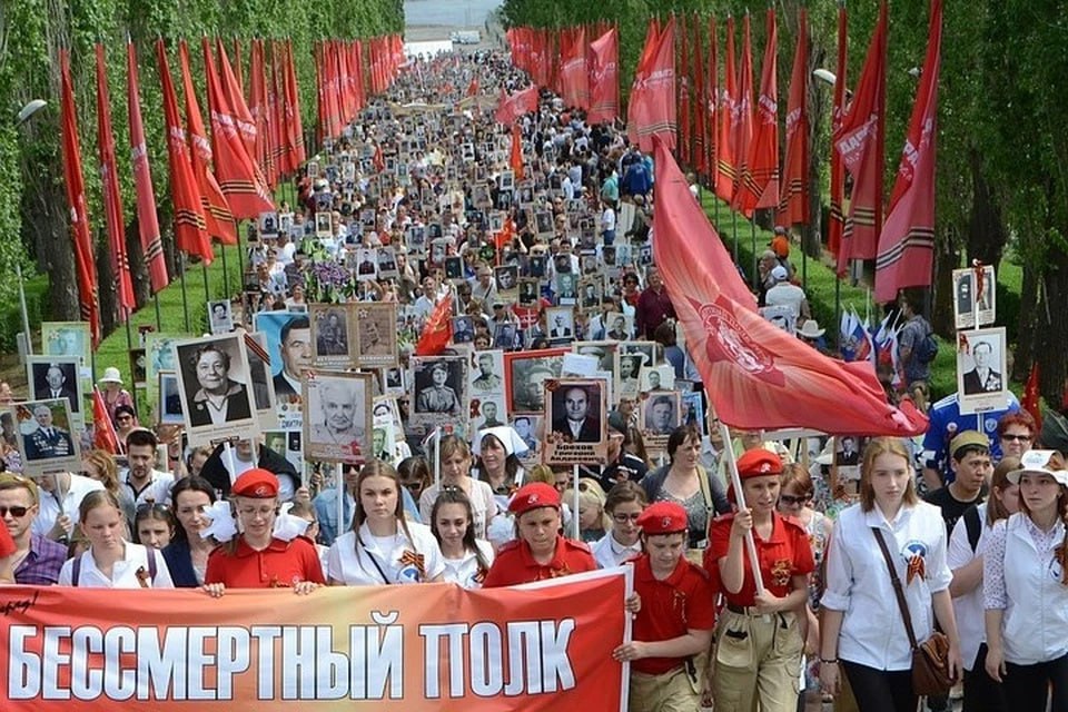 Фотографии героев пронесут по площади Павших Борцов: новый формат «Бессмертного полка» предложил губернатор в Волгограде Традиционная акция, объединяющая сотни тысяч людей в память о героях Великой Отечественной войны, в этом году будет очная, но непривычная для волгоградцев. Сегодня губернатор Волгоградской области Андрей Бочаров встретился с ветеранами и обсудил нюансы. Предполагается, что фотографии красноармейцев и моряков, защищавших Сталинград, будут нести юнармейцы в составе торжественного Военного парада на площади Павших Борцов.