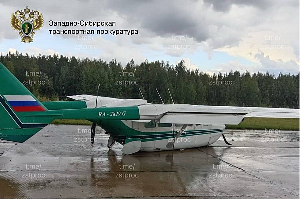 Самолет Cessna авиакомпании Спецавиа получил повреждения при посадке в Красноярском крае Самолет Cessna 337 Skymaster авиакомпании Спецавиа совершил посадку в аэропорту Байкит Красноярского края с неисправностью шасси Судно получило повреждения Об этом сообщает AVIA RU со ссылкой на данные Западно Сибирской транспортной прокуратуры В Красноярском крае транспортная прокуратура проверяет обстоятельства авиаинцидента с воздушным судном авиакомпании Спецавиа По предварительным данным сегодня около 17 часов местного времени 13 00 мск в аэропорту Байкит в Красноярском крае с неисправностью шасси осуществлена посадка воздушного судна Cessna 337 Skymaster авиакомпании Спецавиа осуществляющего авиационные работы сообщили в прокуратуре По предварительным данным на борту находилось два человека воздушное судно получило повреждения aviaru net n286925