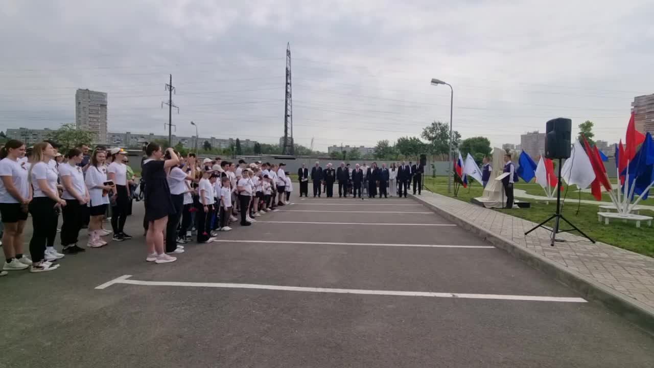 Память о героях: в Калининском районе установили памятную доску, а студенты РостГМУ почтили жертв фашизма
