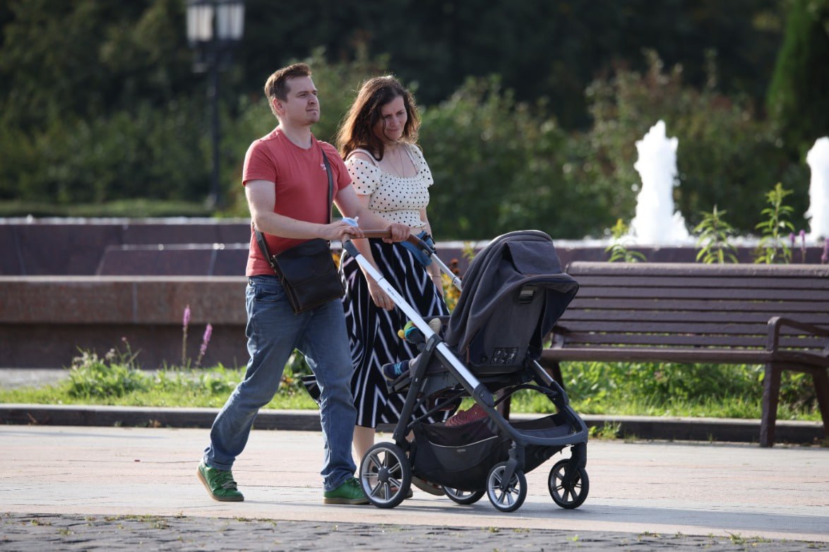 Покупай сейчас рожай потом Депутаты от фракции Новые люди выступили с необычной инициативой выдавать бездетным парам семейную ипотеку при условии что они родят или усыновят ребенка в течение трех лет пишет ТАСС Если же пара не выполнит свое обещание ставка по кредиту поднимется до рыночной а банк сможет потребовать вернуть субсидию Видимо теперь вместо свадебного путешествия пары будут планировать ипотечное зачатие Подпишитесь на Абзац TG VK Дзен MAX Rutube