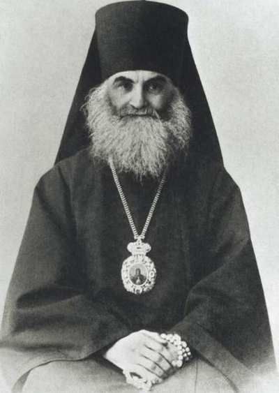 2 3  октября День кончины первого епископа Приамурского и Благовещенского Иннокентия 1919 В миру Иван Васильевич Солодчин родился в 1842 году в семье священника села Малеевского Малеево Касимовского уезда Рязанской губернии переместившегося в Сибирь После окончания Томской духовной семинарии поступил в Санкт Петербургскую духовную академию которую оставил на 3 курсе и поступил в Алтайскую духовную миссию В 1875 году был пострижен в монашество и рукоположен в сан иеромонаха Впоследстии исполнял различные должности в Томской епархии а в 1899 году был хиротонисан в епископа Приамурского После увольнения на покой управлял Херсонским Владимирским монастырем Таврической епархии Почил 23 октября 1919 года В бытность свою миссионером он обратил в христианство двадцать пять человек из язычников пять человек из магометан и присоединил из раскола более сорока человек Есть сведения что был в схиме с именем Иоанн Погребен в нижнем храме Рождества Богородицы херсонесского Владимирского собора
