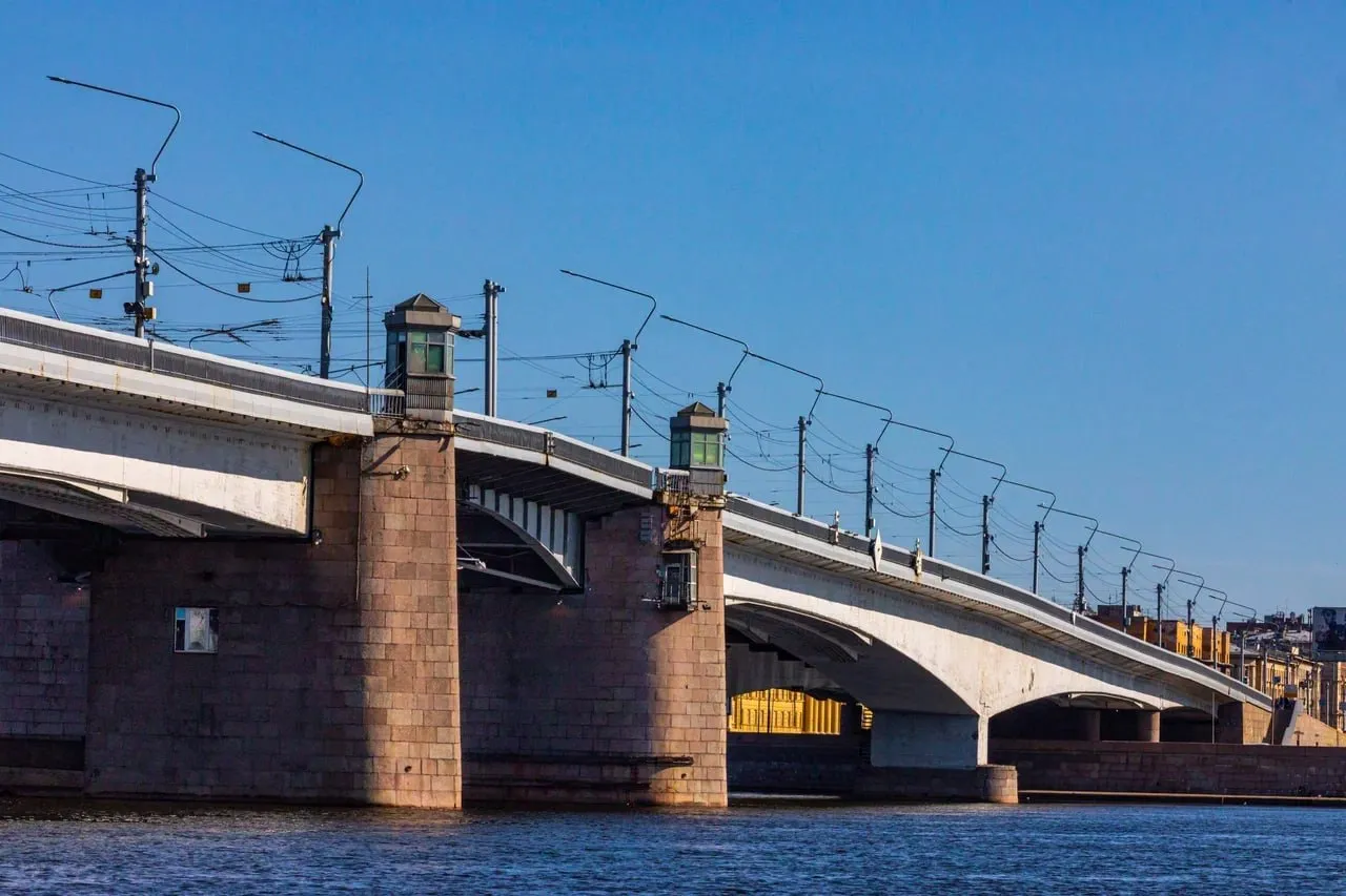 Мост Александра Невского в Петербурге отремонтируют за 927 млн рублей В Санкт Петербурге объявили конкурс на поиск подрядчика для ремонта моста Александра Невского Начальная цена контракта составляет 927 млн руб следует из данных портала госзакупок Заявки от потенциальных исполнителей принимаются до 29 апреля Финансирование работ распределено по годам в 2026 г подрядчик получит более 250 млн руб в 2027 г свыше 676 млн руб Завершить все работы необходимо до 16 ноября 2027 г На мосту обновят асфальтовое покрытие и трамвайные рельсы Заказчик проекта Санкт Петербургское государственное бюджетное учреждение Мостотрест СПб ГБУ ГТИБ Telegram Max