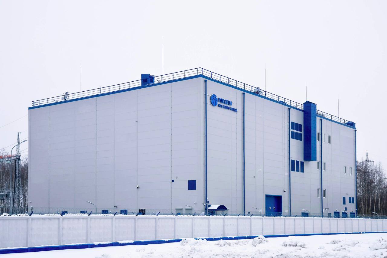 Россети открыли магистральную подстанцию для развития северной части Санкт Петербурга Губернатор Санкт Петербурга Александр Беглов и глава Группы Россети Андрей Рюмин ввели после масштабной реконструкции подстанцию 220 кВ Парголово Инвестиции в проект составили более 6 8 млрд рублей Почти 50 лет старая подстанция фактически служила основным элементом системы электроснабжения для севера Петербурга В связи с активным развитием этой части города было принято решение провести ее полную реконструкцию Фактически в ходе масштабной модернизации она построена заново Это суперсовременная подстанция здесь все автоматизировано и участие людей практически не требуется Мощность установленного оборудования увеличена почти втрое Больше 80 оборудования отечественного производства Выполняется поручение Президента по качественному и надежному электроснабжению нашего города сказал Александр Беглов Санкт Петербург меняется строятся современные и комфортные жилые кварталы модернизируется инфраструктура создаются наукоемкие предприятия И сетевой комплекс развивается вместе с городом Подстанция Парголово магистральный объект ее реконструкция влияет на устойчивость всей энергосистемы Проект также позволит обеспечить мощностью новостройки в микрорайонах Парголово и Шувалово повысить надежность электроснабжения крупнейшего в регионе логистического парка Осиновая роща отметил Андрей Рюмин Он рассказал что подстанцию возвели на новой площадке с применением современных технологических решений Общая мощность установленных трансформаторов составила 153 МВА что в три раза превышает показатели до реконструкции Проектировщики учли что энергообъект работает в городе Оборудование размещено в закрытых помещениях что позволило защитить его от внешних воздействий и снизить уровень шума Внедрены цифровые системы обеспечивающие возможность дистанционного управления Важным элементом модернизации стал полностью автоматизированный алгоритм ввода резерва собственных нужд существенно повышающий надежность Россети в МАХ