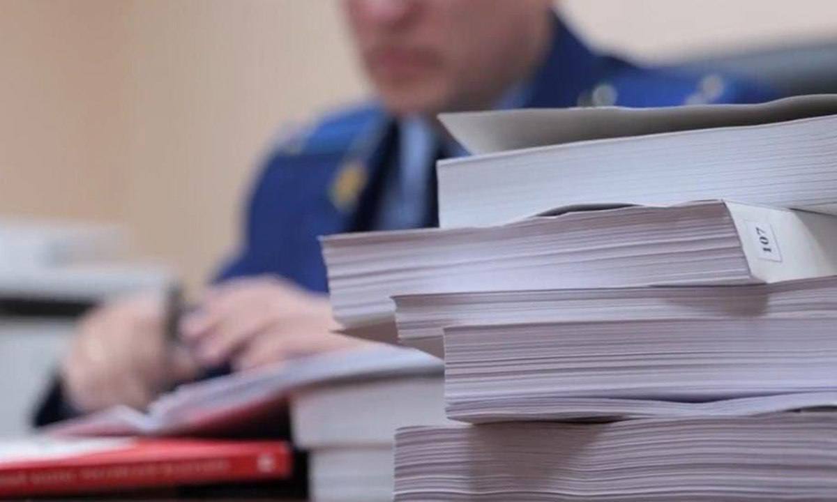 В Иркутский суд передано дело бывшего депутата гордумы Тулуна Сергея Романенко. Его будут судить за мошенничество с получением квартир. По версии следствия, в 2020 году Романенко вместе с сотрудником администрации Тулуна похитил две квартиры из жилищного фонда Иркутской области. Общая стоимость недвижимости составила более 6,5 млн руб. Депутат получил от соучастника подложные документы, которые направил в областной минстрой, и был включен в очередь в рамках программы переселения из ветхого и аварийного жилья.