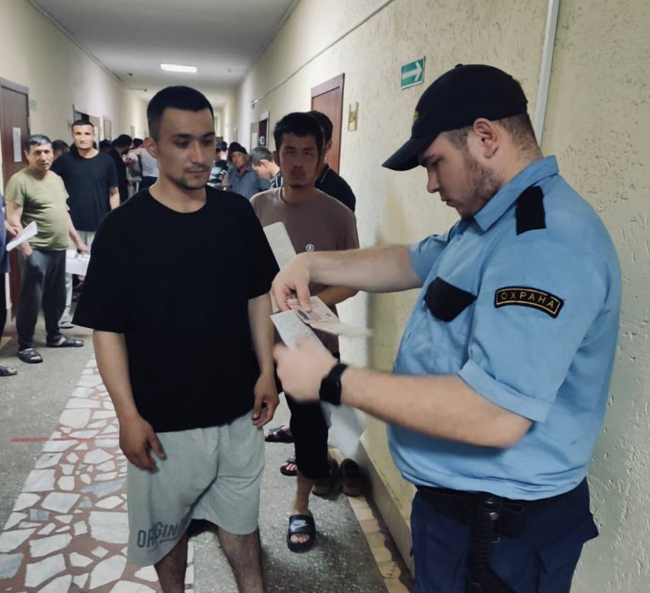 В Тобольске завершилась масштабная проверка условий проживания иностранных работников. На этой неделе сотрудники МВД, ведомственной охраны и Росгвардии провели комплексные проверки мест проживания иностранных граждан, занятых на строительстве ключевых объектов города. Основные цели мероприятия: Контроль соблюдения миграционного законодательства Проверка социально-бытовых условий проживания Профилактика правонарушений В ходе рейдов: Проведены разъяснительные беседы о правилах пребывания в РФ Распространены памятки с важной правовой информацией Особое внимание уделено своевременному оформлению документов «ЗапСибНефтехим» отмечен как положительный пример системной работы с иностранными работниками. На строительстве ДГП-2 регулярно проводятся адаптационные встречи, где разъясняются: - Трудовые права и обязанности - Правила поведения и традиции - Бытовые вопросы медобслуживание, связь, питание Важно отметить, что нарушители миграционного законодательства несут ответственность вплоть до депортации с запретом на въезд. #миграционнаяслужба #иностранцы