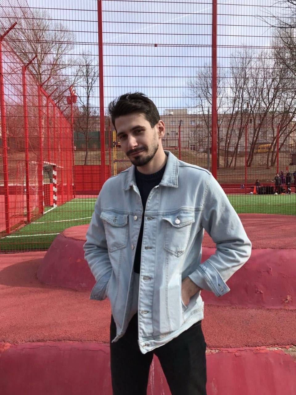 Экс-главу федерального штаба Надеждина задержали в Томске и лишили гражданства Политтехнолога Дмитрия Кисиева, который руководил штабом кандидата в президенты Бориса Надеждина, лишили российского гражданства. Кисиев получил его в 2014 году как житель Крыма. «Меня лишают гражданства России на основании того, что негативно влияю на политическую и социальную стабильность общества. Ни много ни мало, создаю угрозу национальной безопасности», — рассказал Кисиев. Он также сообщил, что полицейские задержали его в Томске по пути на тренировку. При этом, судя по заключению ФСБ, Кисиев живет в Москве, предположительно, в Томск он прилетал по делам. «Не могу не заметить, что решение это приняли сейчас, когда я активно планирую кампанию в Госдуму, встречаюсь с людьми, обсуждаю планы, ищу кандидатов. Так что очевидно, что это политическое решение», — добавил политтехнолог. Во время избирательной кампании 2024 года Дмитрий Кисиев возглавлял штаб антивоенного кандидата Бориса Надеждина. Сейчас Кисиев помимо Надеждина сотрудничает с партией «Новые люди». Фото: телеграм-канал Дмитрия Кисиева