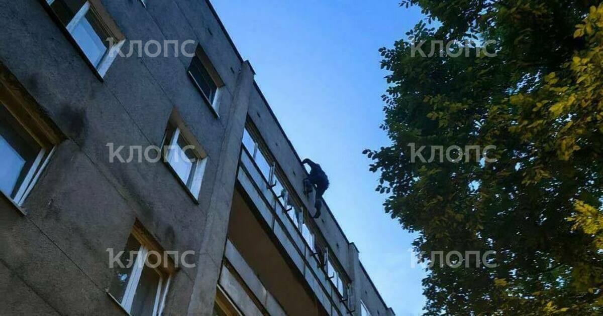 Упала и не смогла встать в Калининграде спасатели забрались в квартиру на 4 этаже чтобы помочь пенсионерке В Калининграде пожилая женщина в своей квартире упала и не смогла встать Ей пришлось вызвать спасателей Об этом Клопс сообщили в управлении ГО и ЧС по Калининграду Инцидент произошёл в пятницу 22 августа около 22 часов Женщина 1953 года рождения смогла сама вызвать экстренные службы Спасатели используя альпинистское снаряжение проникли через балкон в квартиру на четвёртом этаже Пострадавшую положили на диван оказали первую помощь