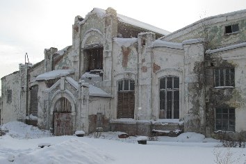 В Новосибирске исторические здания начнут сдавать в аренду за 1 рубль 22 октября на сессии Горсовета депутаты поддержали решение о сдаче в аренду объектов культурного наследия в Новосибирске на льготных условиях Проектом предусмотрено что муниципальные здания признанные памятниками истории и культуры находящиеся в неудовлетворительном состоянии будут сдаваться в наем за символическую плату Для этого организуют аукционы со стартовой ценой аренды 1 рубль в год за квадратный метр площади объекта При этом арендатор будет обязан в течении семи лет провести реконструкцию исторического здания Практика сдачи в аренду с минимальной стоимостью объектов культурного наследия распространена и в Томске и в Красноярске Эти города постарше а у нас эта практика только нарождается Основная цель сохранение данных объектов для муниципалитета пояснил председатель комиссии по муниципальной собственности Горсовета Сергей Бондаренко Подробнее на сайте Фото Новосибирский краеведческий портал