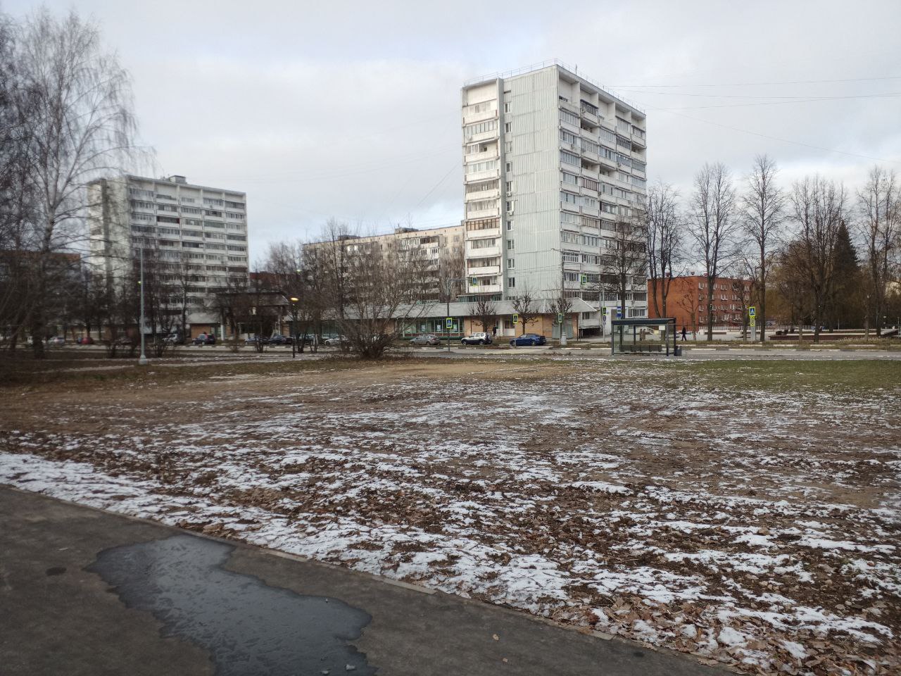 На еженедельном совещании по ВКС с губернатором Московской области Андреем Воробьёвым обсуждалось завершение работ на объектах благоустройства и строительства.    В Пущино проведён большой объём работ по благоустройству общественных территорий, устройству систем наружного освещения, замене и модернизации детских игровых площадок. Всё это поможет сделать жизнь наших жителей комфортнее и безопаснее,  - об этом сообщил главе региона мэр наукограда Серпухов Сергей Никитенко.  Подрядчик полностью завершил работы по обустройству новых пешеходных дорожек в Зелёной зоне в части микрорайона Г. Весь строительный мусор был вывезен, по возможности был выровнен грунт в местах работы строительной техники, обратная засыпка с необходимой утрамбовкой была проведена по периметру новых дорожек.  Кроме того, сегодня сотрудники МБУ Благоустройство г.Пущино проводили расчистку территории в этой части Зелёной зоны, убирали мусор и ветки, упавшие в прошедший недавно шторм.  Когда оперативно привели в порядок.  #всёбудетхорошо