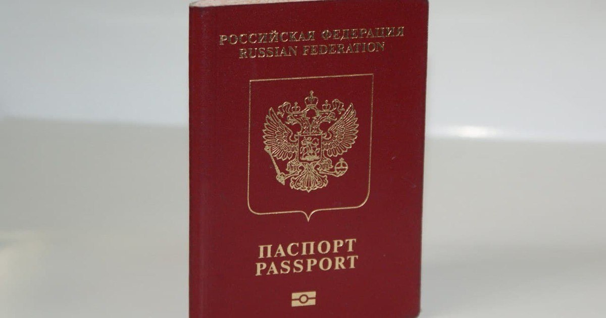 Российский загранпаспорт перестанет быть семейным альбомом в документ нельзя будет вписывать детей и вклеивать их фото Правительство России готовит поправки к закону О порядке выезда из РФ и въезда в РФ и налоговому кодексу Изменения коснутся возможности вносить изменения в документ в частности вписывать в родительский паспорт детей и вклеивать их фотографии Исключение сделают лишь для уже выданных документов старого образца которые оформляются на 5 лет Основная причина вносимых изменений заключается в том что некоторые страны отказывают детям во въезде не принимая во внимание отметки в родительском паспорте Кроме того россияне на самом деле уже давно оформляют несовершеннолетним собственные документы По данным МВД России за последние пять лет ежегодно опцией вписать ребёнка в загранпаспорт пользовалось не более 2 5 тыс человек или 0 43
